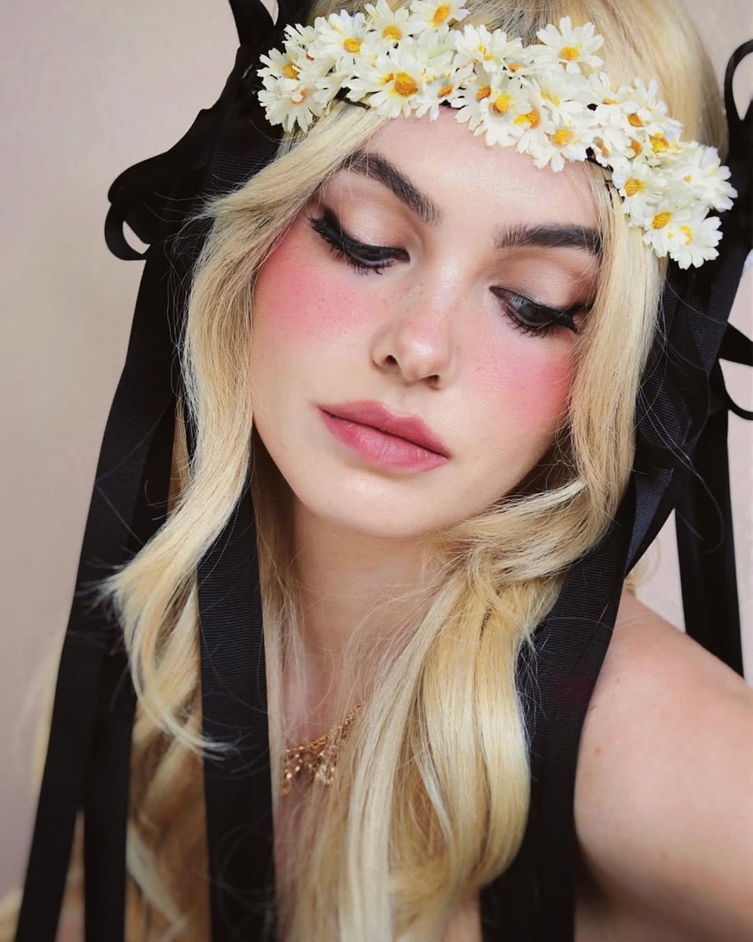 Gibson tuck with lace headpiece