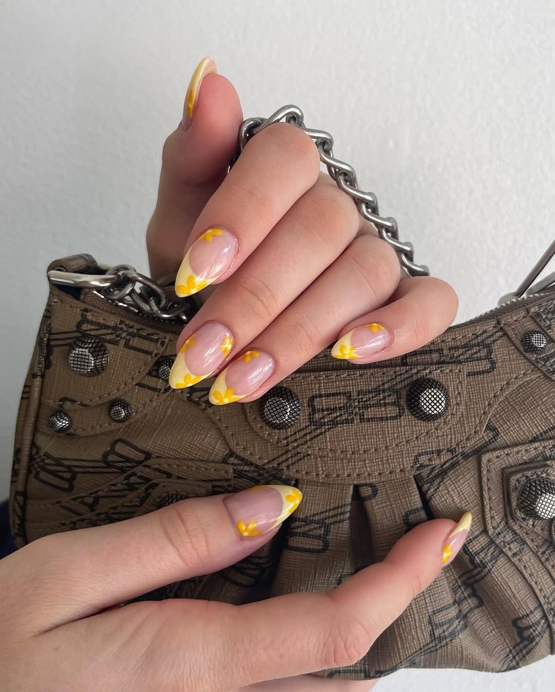Sunflower outline nail design with black lines
