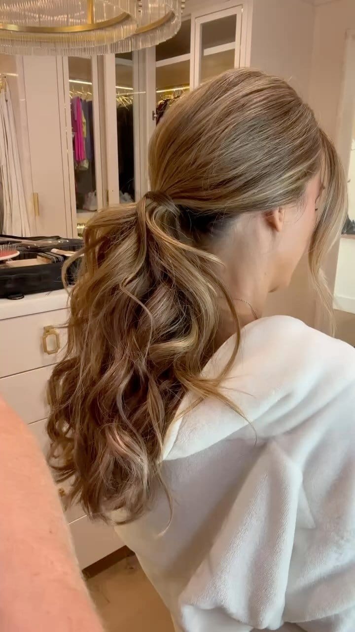 Twisted half-pony with soft curls
