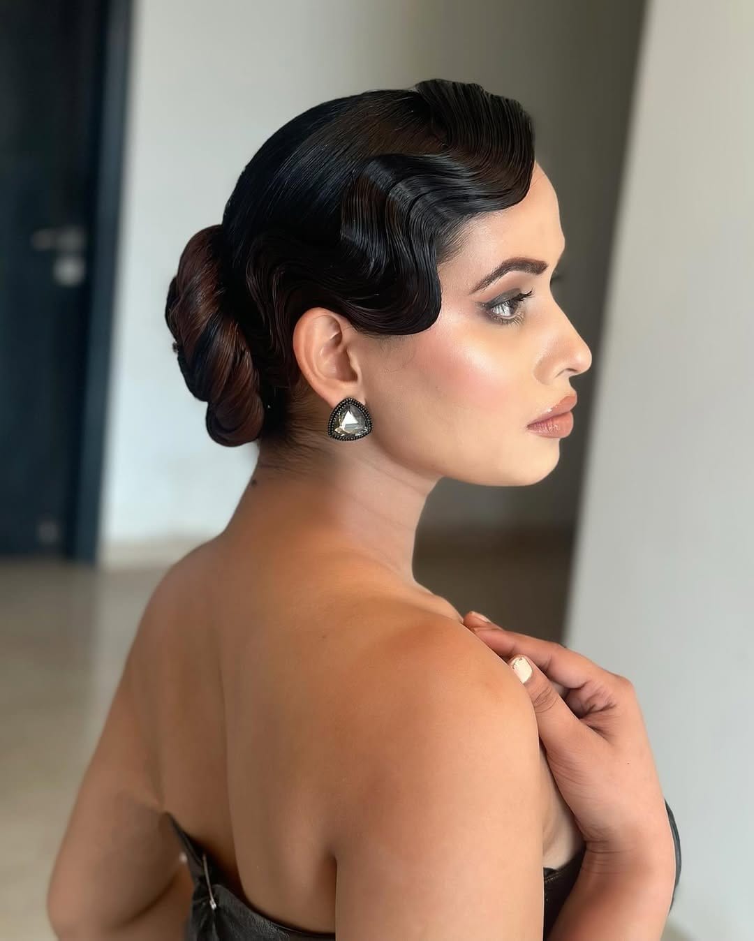 Elegant vintage finger wavy hairstyle