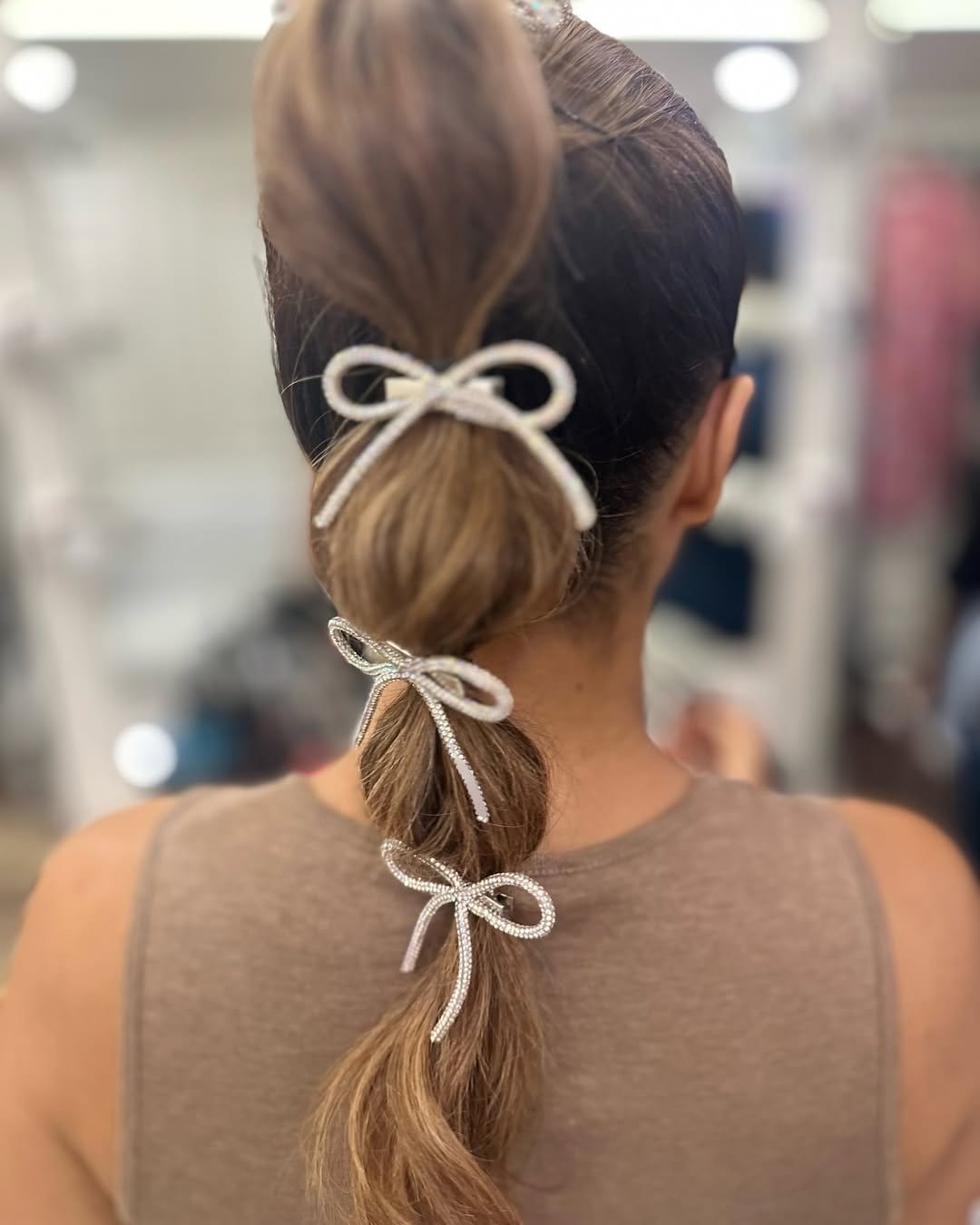 Fun bubble ponytail with hair ties