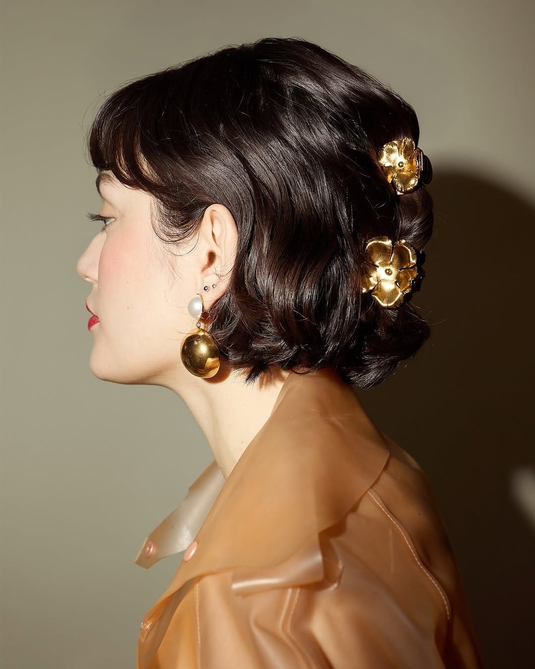 Wavy hairstyle with velvet ribbon accessory