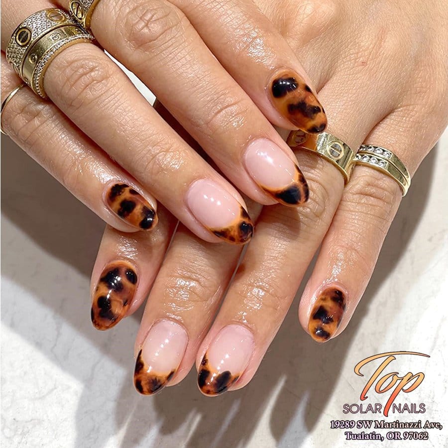 Apricot pastel nails with sunburst patterns