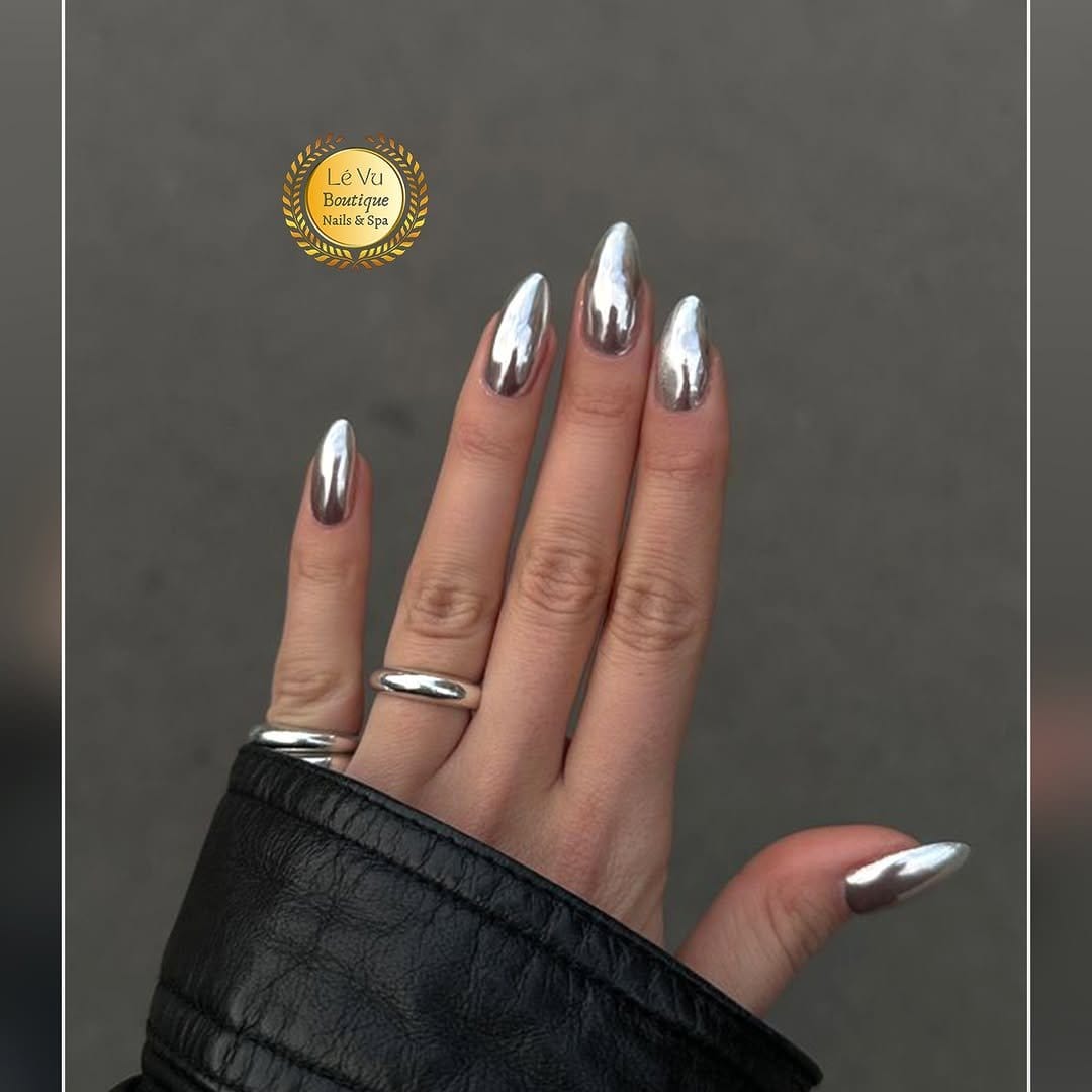 Shiny silver chrome nails
