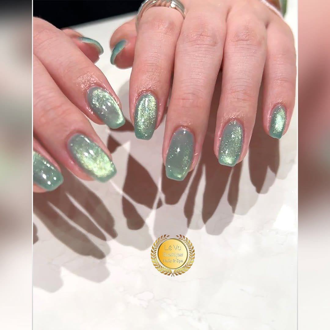 Fresh mint green nails with a glossy finish