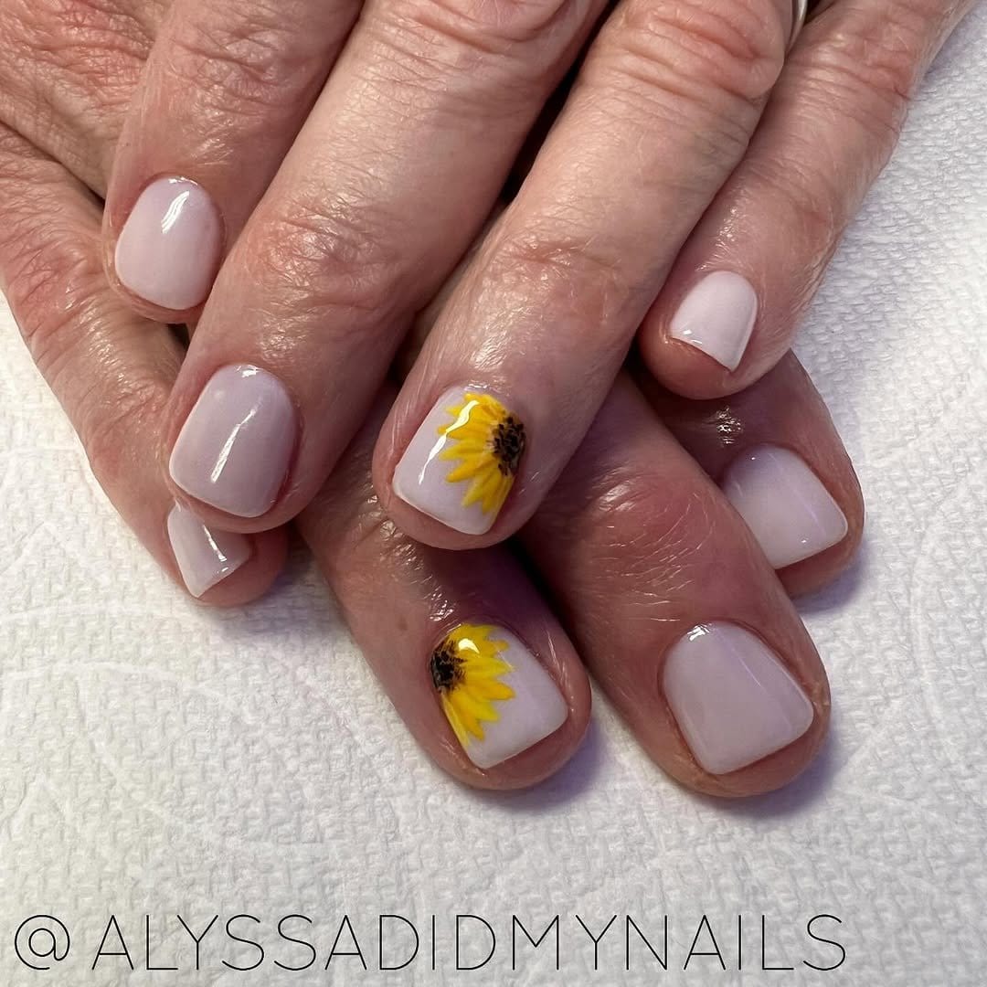 Single sunflower accent nail with nude background