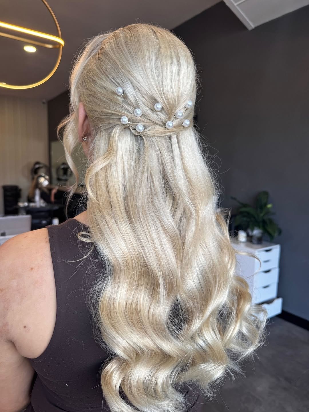 Romantic wavy hair with pearl pin accents