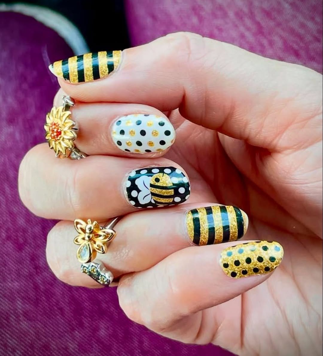 Bumblebee striped yellow and black nails
