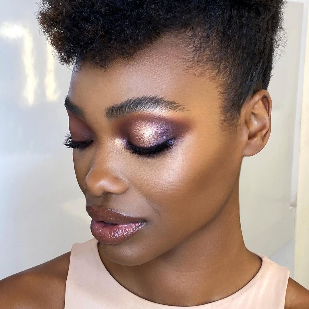 Bronze eyeshadow with luminous finish
