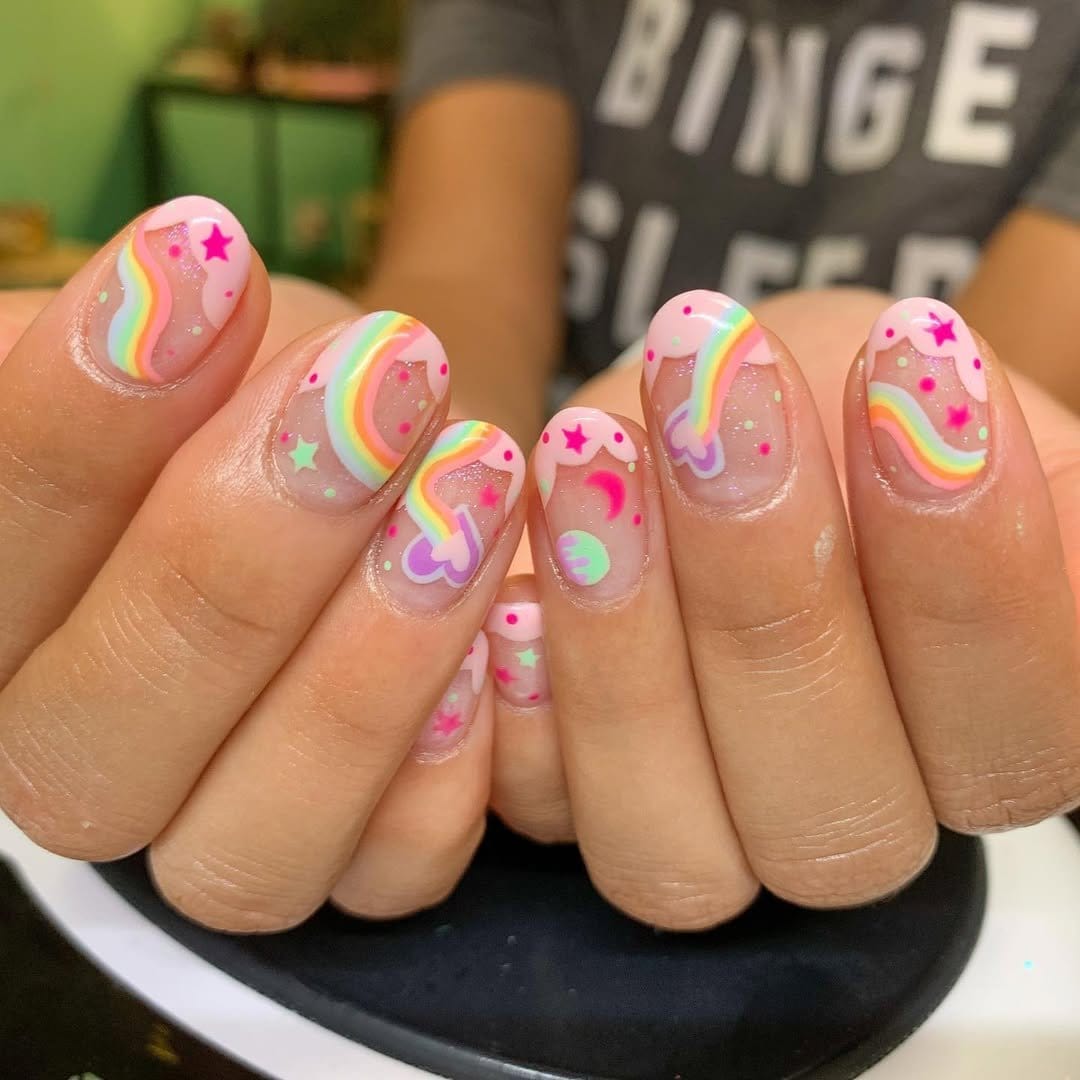 Cloud patterns on pastel nails