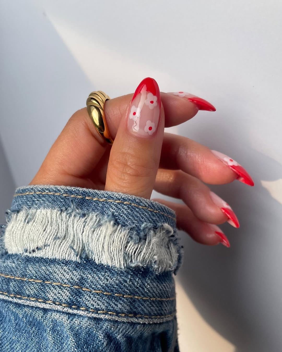 Daisy-inspired red nail design