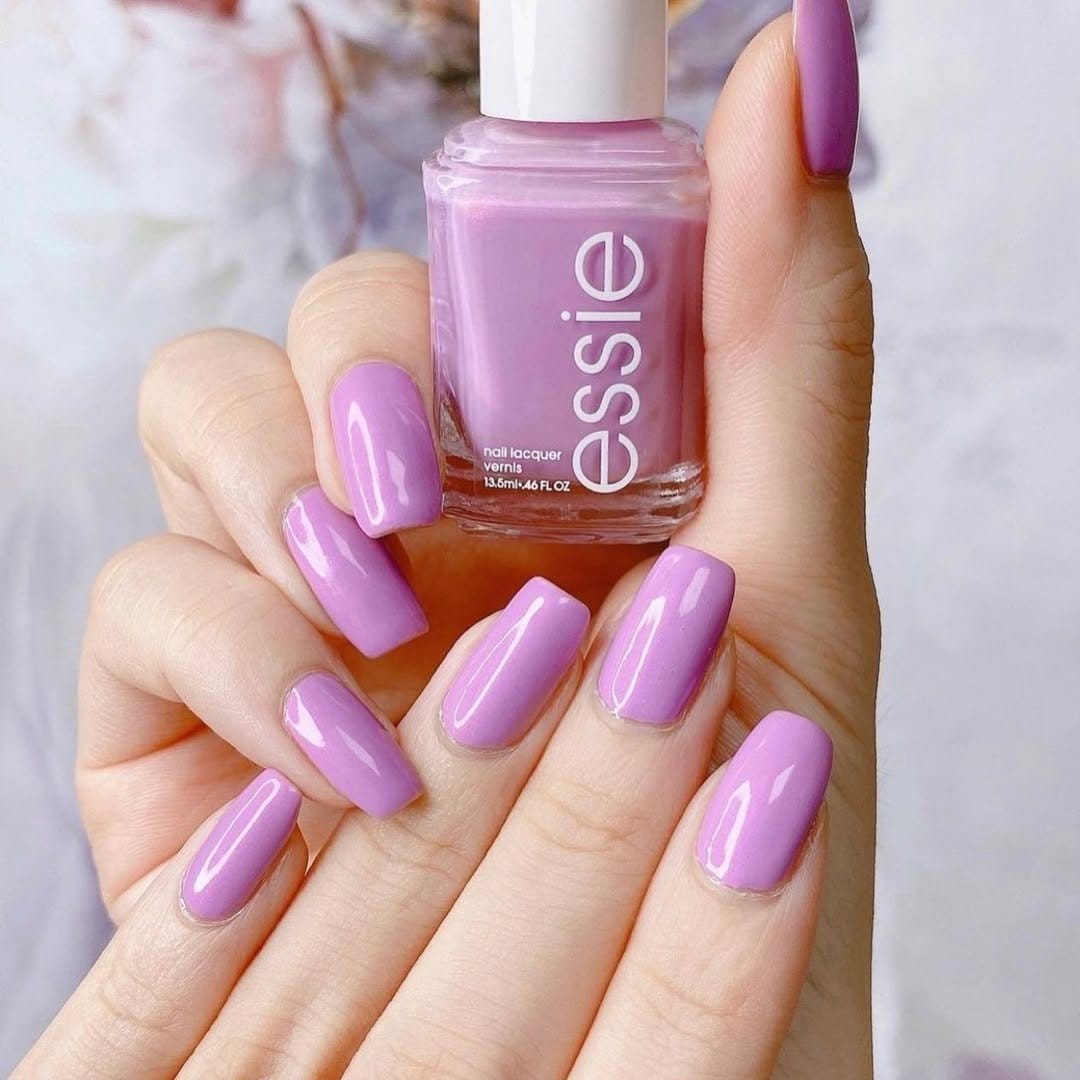 Lilac-colored nails in sunlight