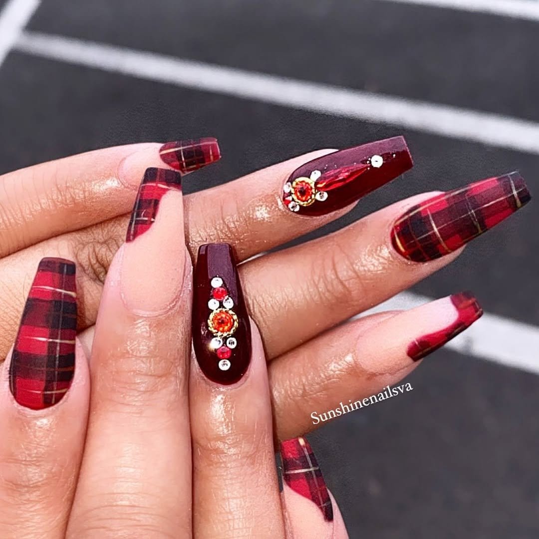 Red nails with plaid patterns
