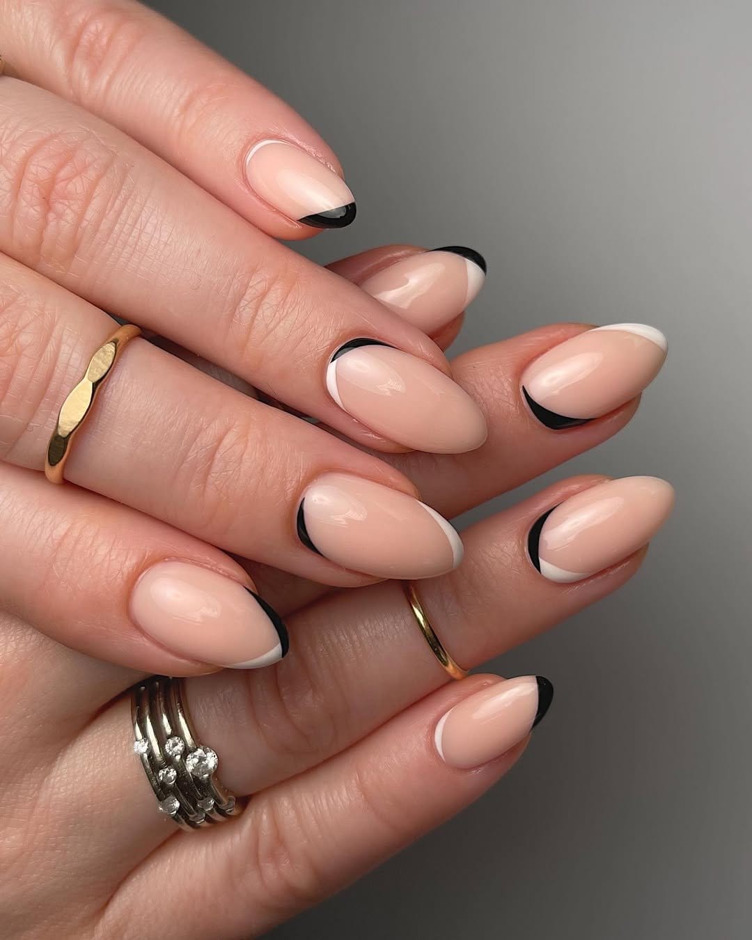 Monochrome line nail art