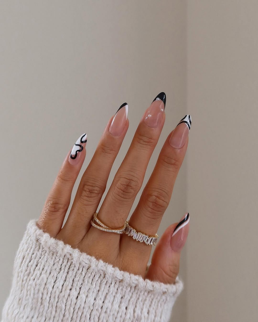Monochrome black and white nails