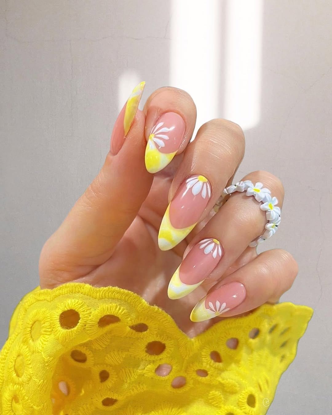 Nails with daisy floral design