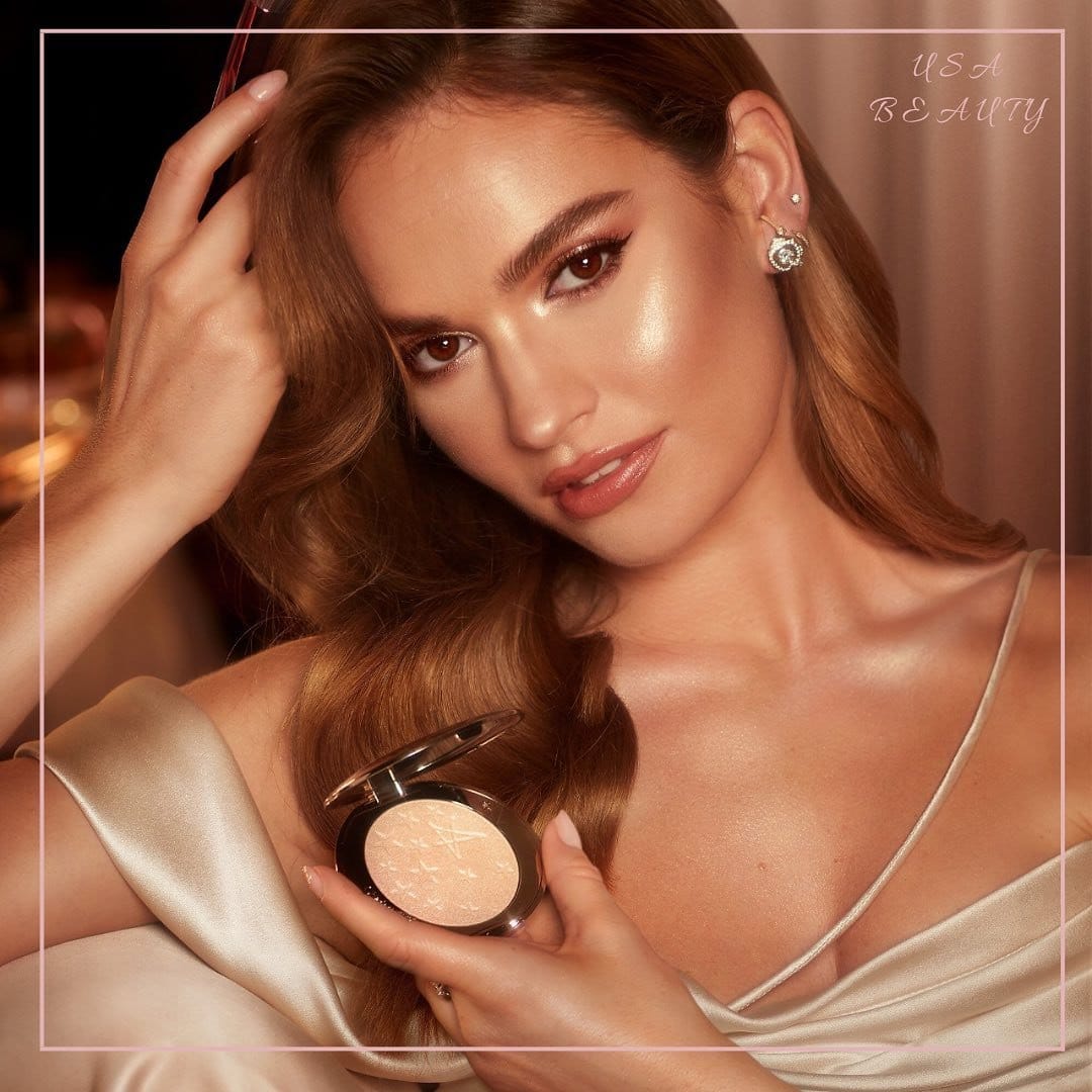 Contoured cheeks with highlighter