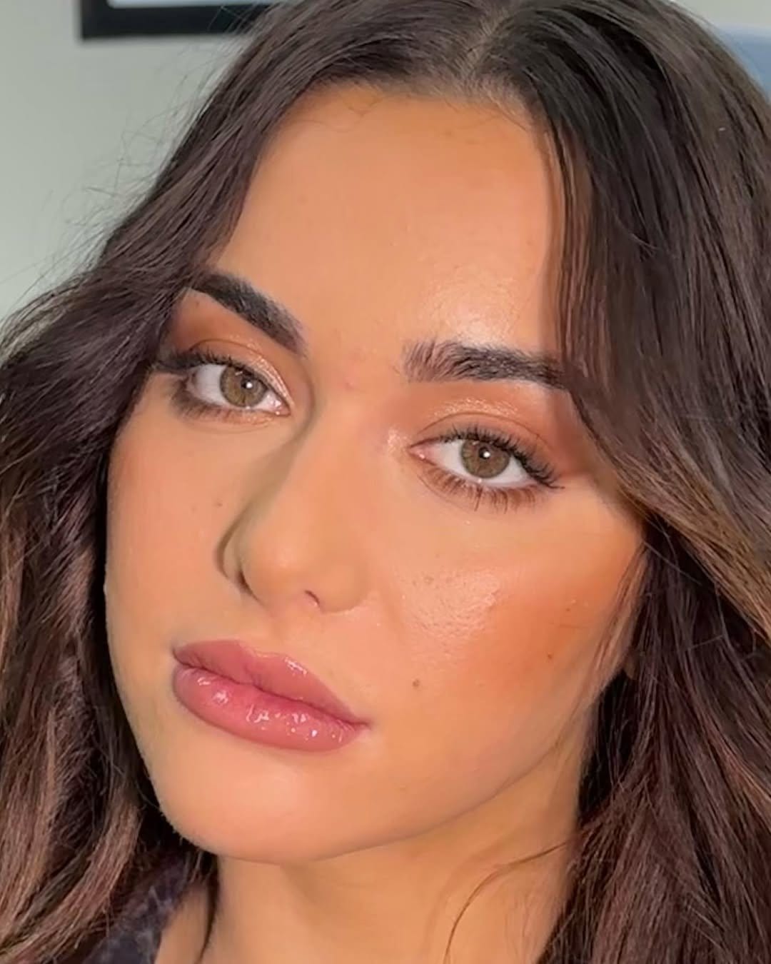 Bronzed skin with glossy highlighter