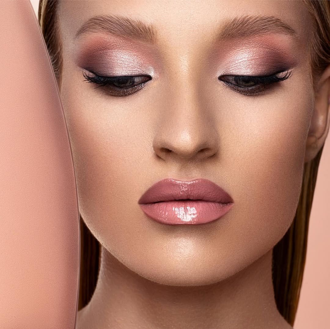 Glossy eyelids with nude lips