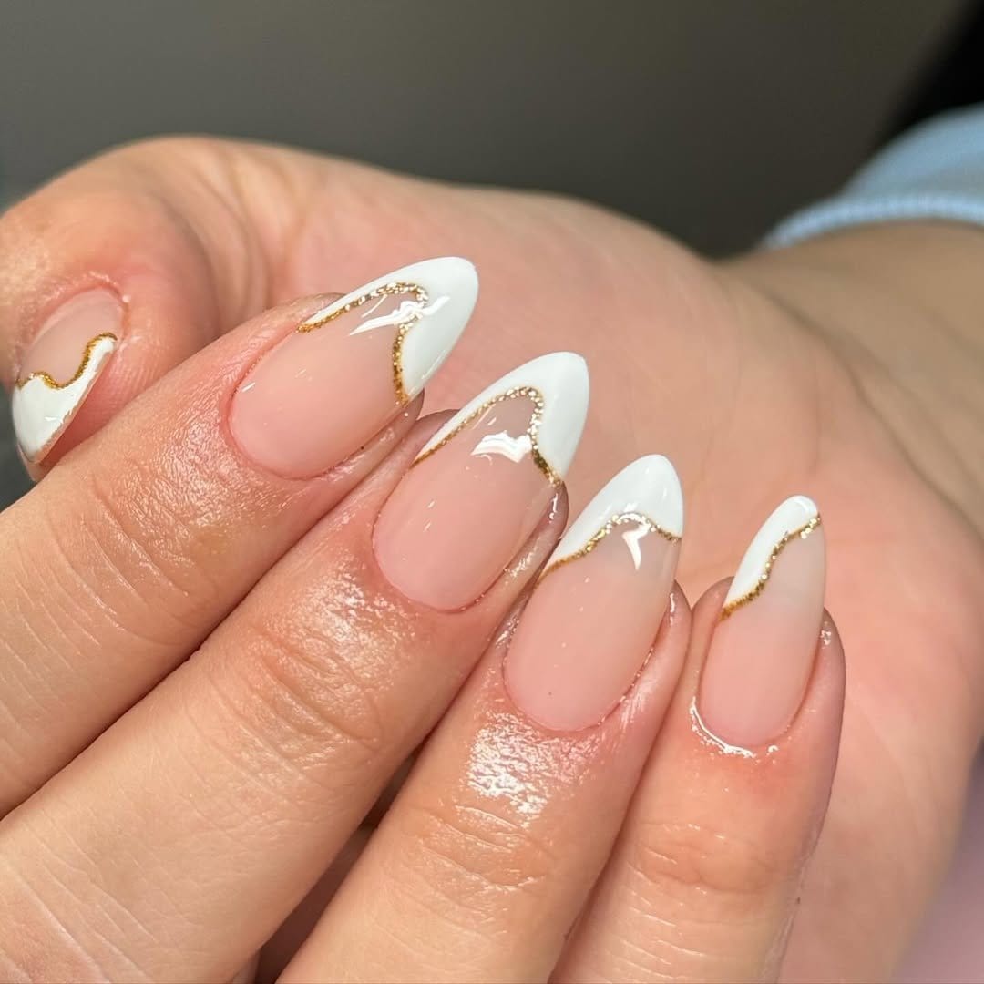 White nails with glitter outline