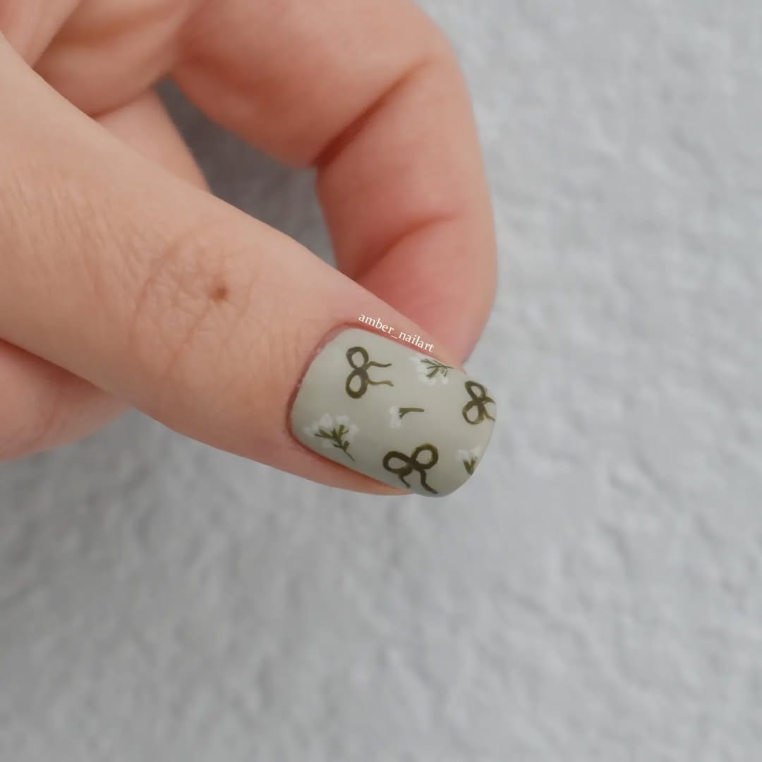 Light green nails with floral patterns