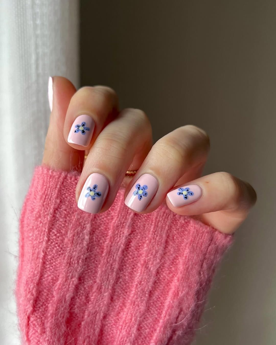 Speckled nails in neutral tones