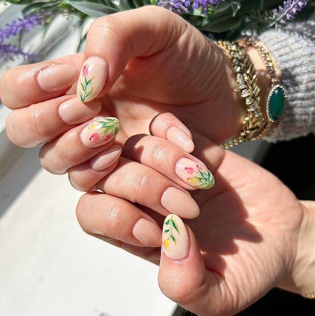 Tulip-inspired pastel nail art design