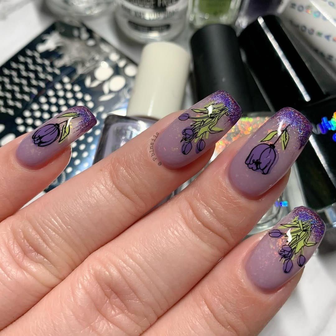 Tulip patterned nail tips