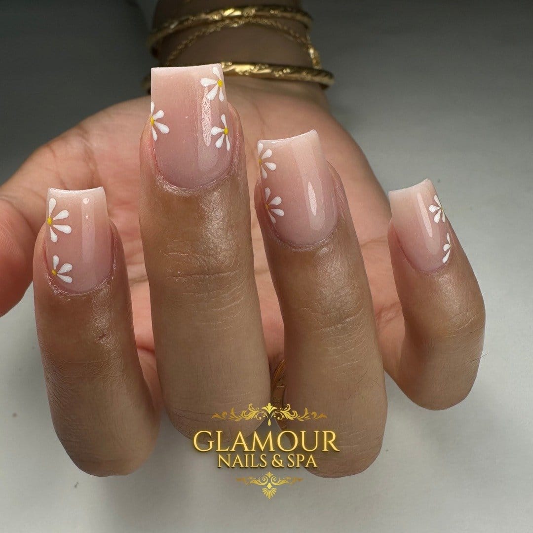Delicate daisy nail art
