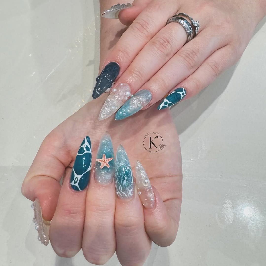 Delicate sea shell pattern nails