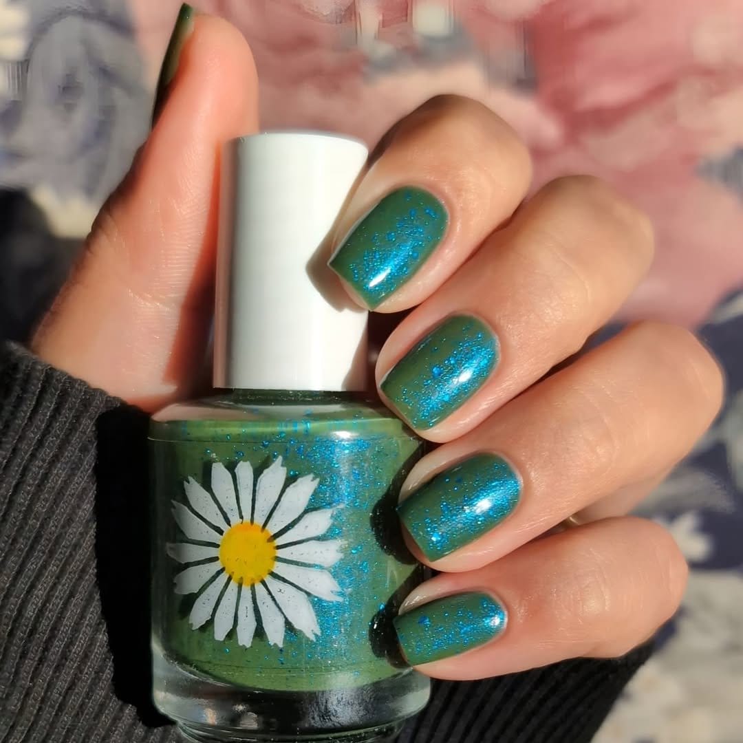Cute daisy chain nail art on pastel background