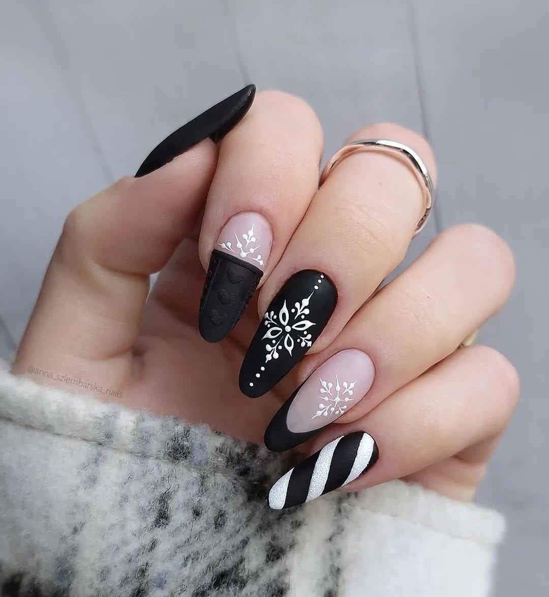 Light pink nails with geometric patterns