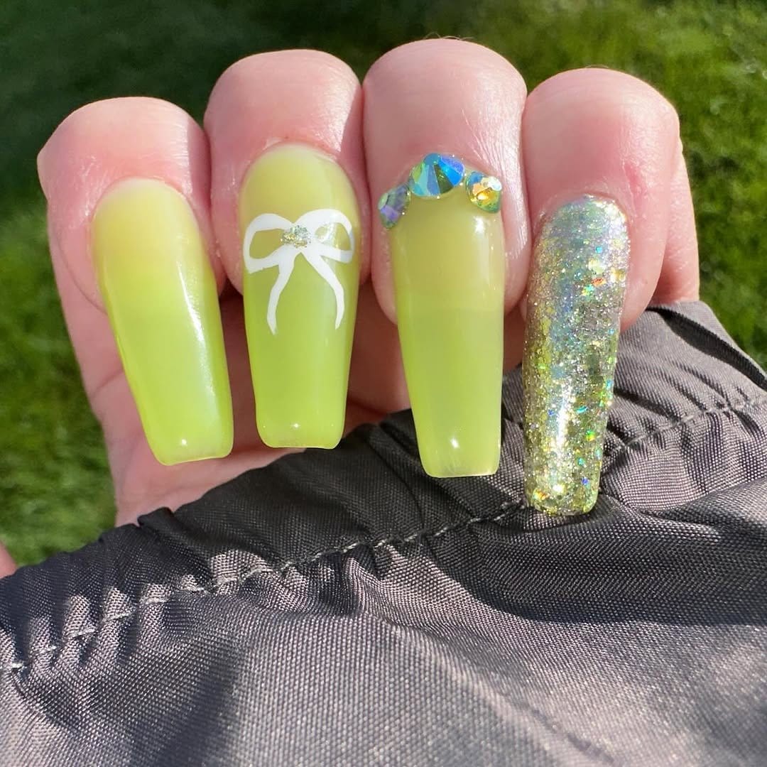 Crackle effect nail art mimicking eggshells