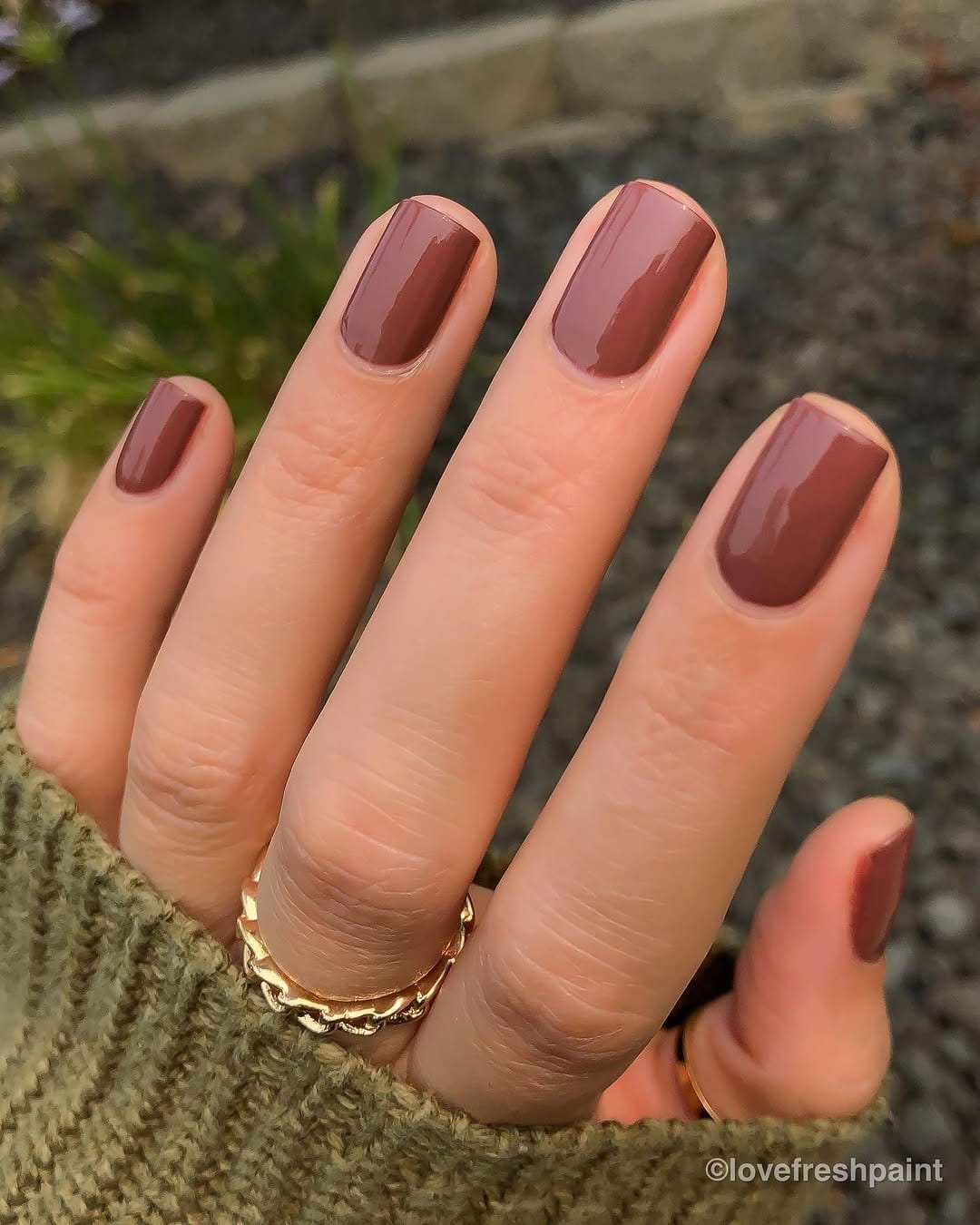 Sandalwood brown nails with metallic accents