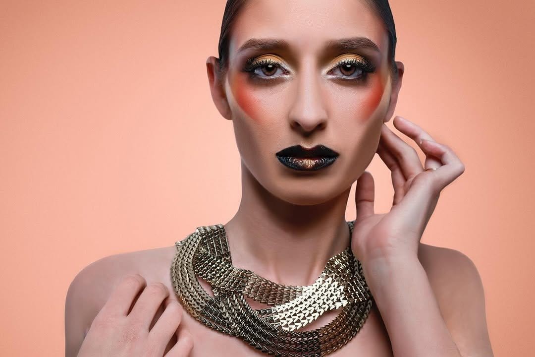 Shimmering metallic eyeshadow look
