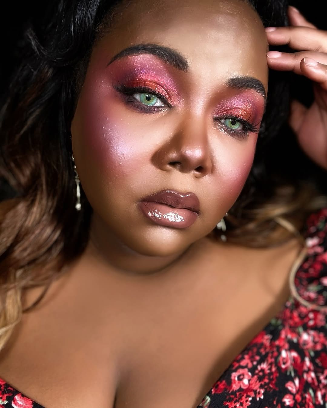 Nude eyeshadow with dewy skin