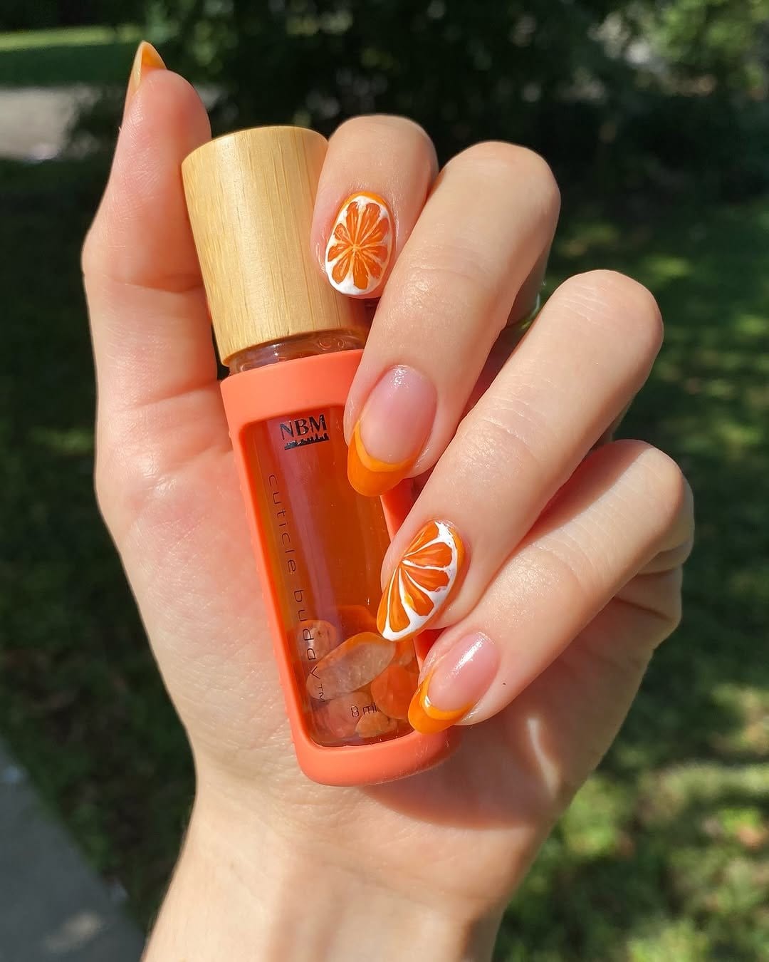 Sweet pastel peach ombre nails with peaches