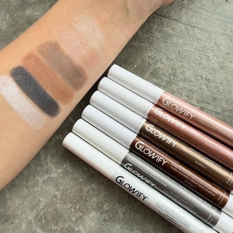 Chic monochromatic smokey eye in taupe