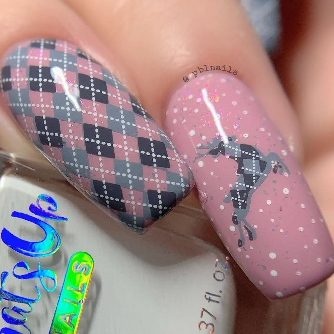 White nails with glitter plaid patterns
