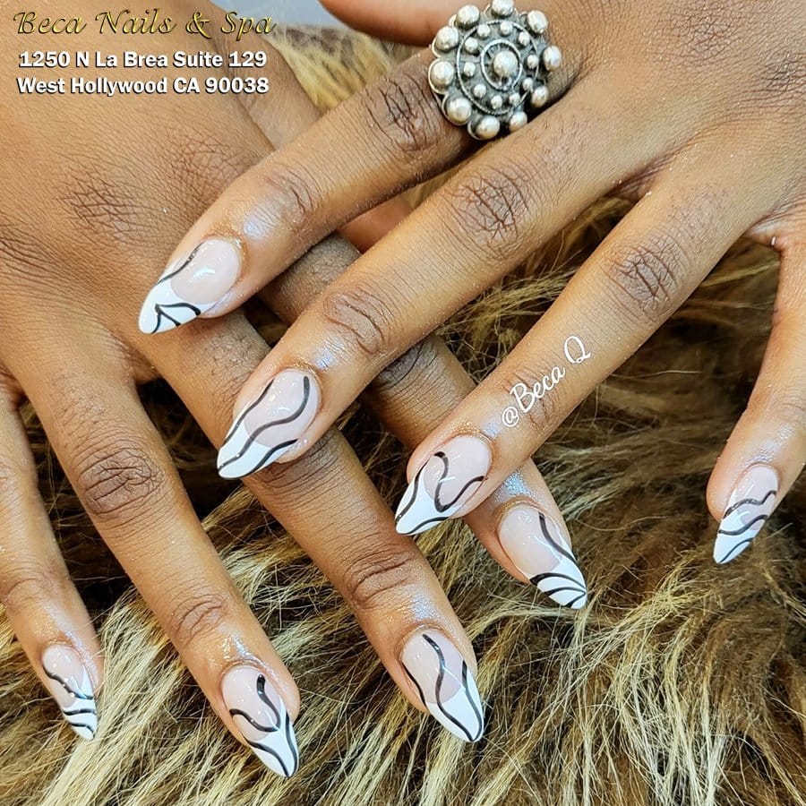 Wavy line patterns on nude nails