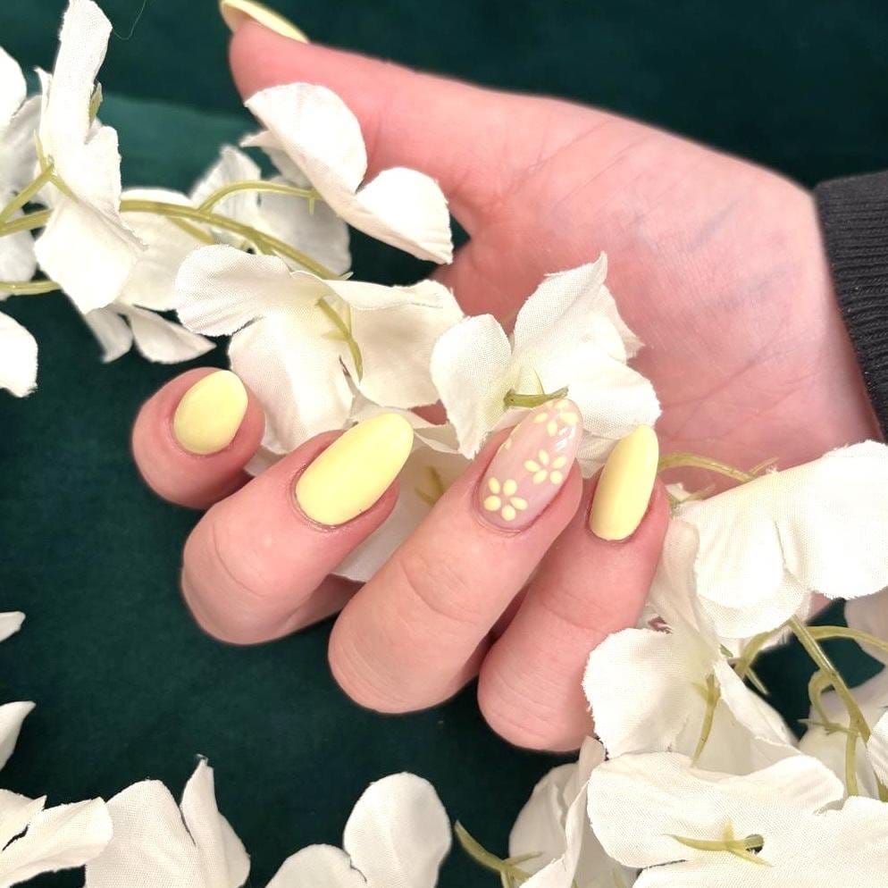 Accent nail with floral design on pastel background