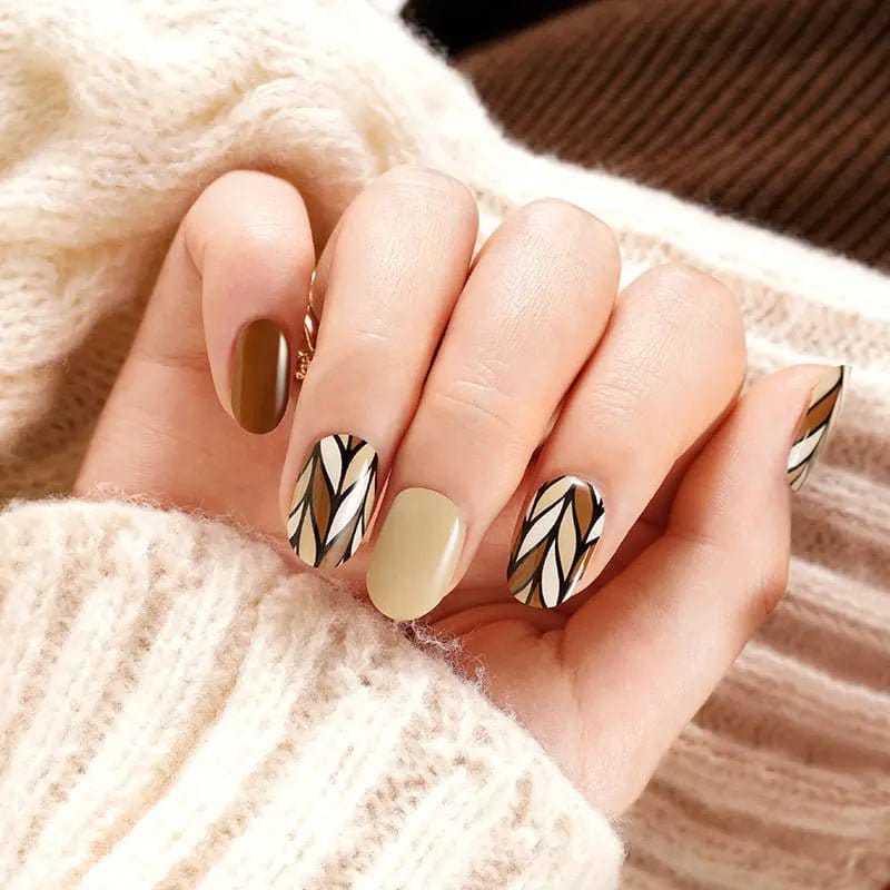 Thin pastel stripes on nude nails