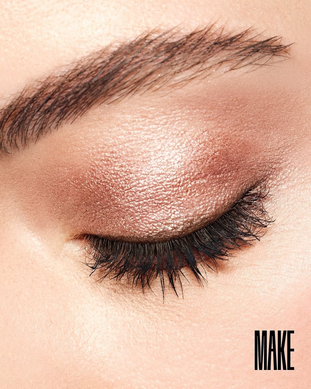 Champagne eyeshadow with glossy lips
