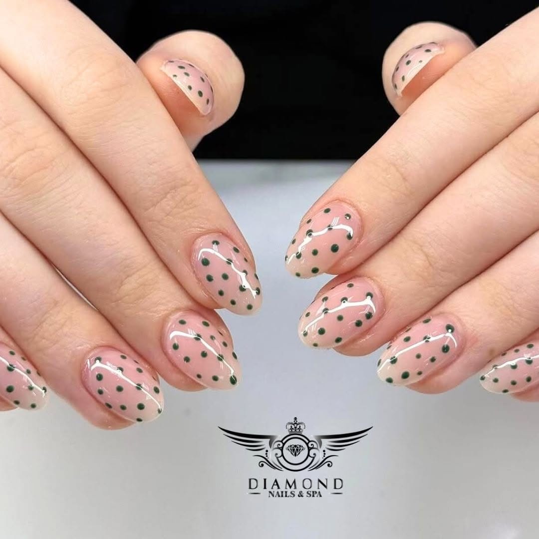 Minimal nails with tiny dot patterns