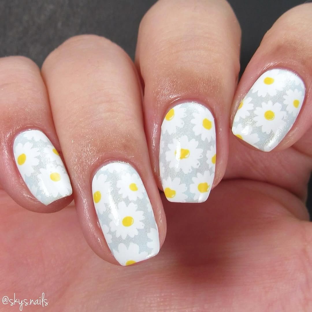 Cheerful daisy nail art