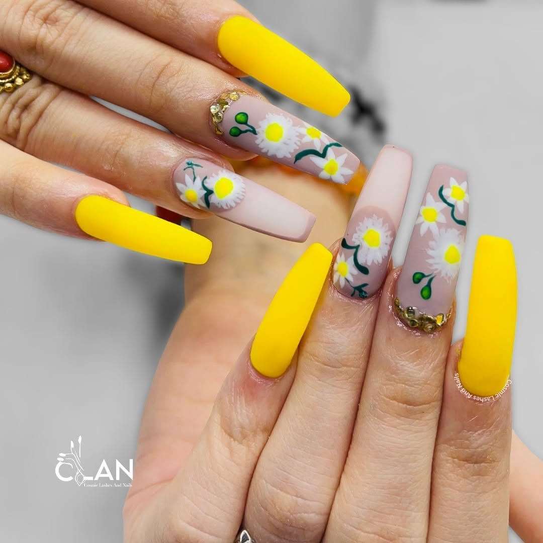 Hand-painted daisy nail art