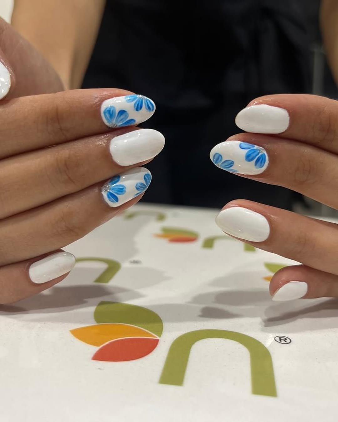 Nails with simple floral pattern