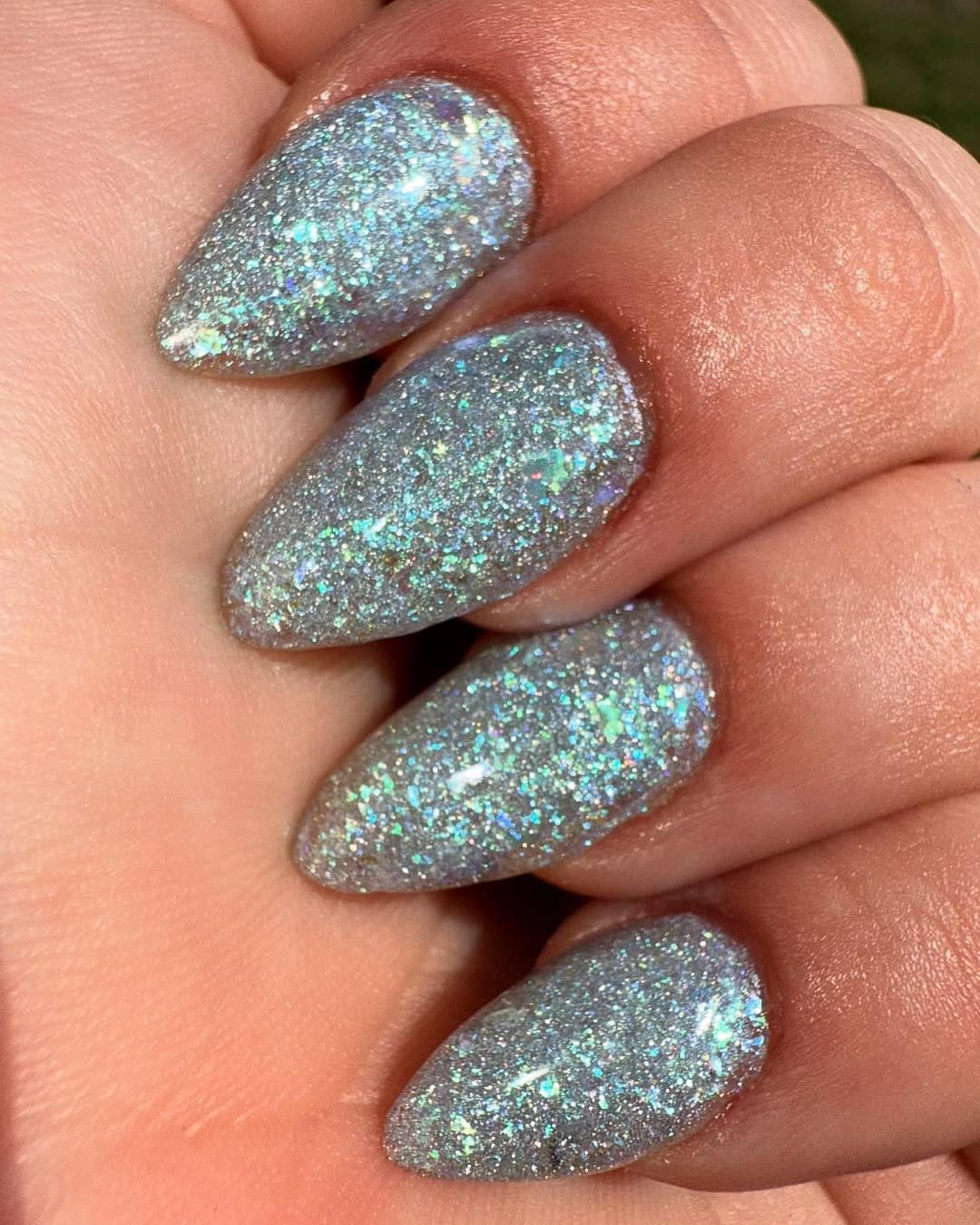 Silver eyeshadow with luminous finish
