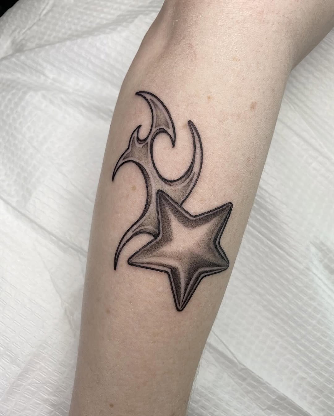 Simple star accent nails
