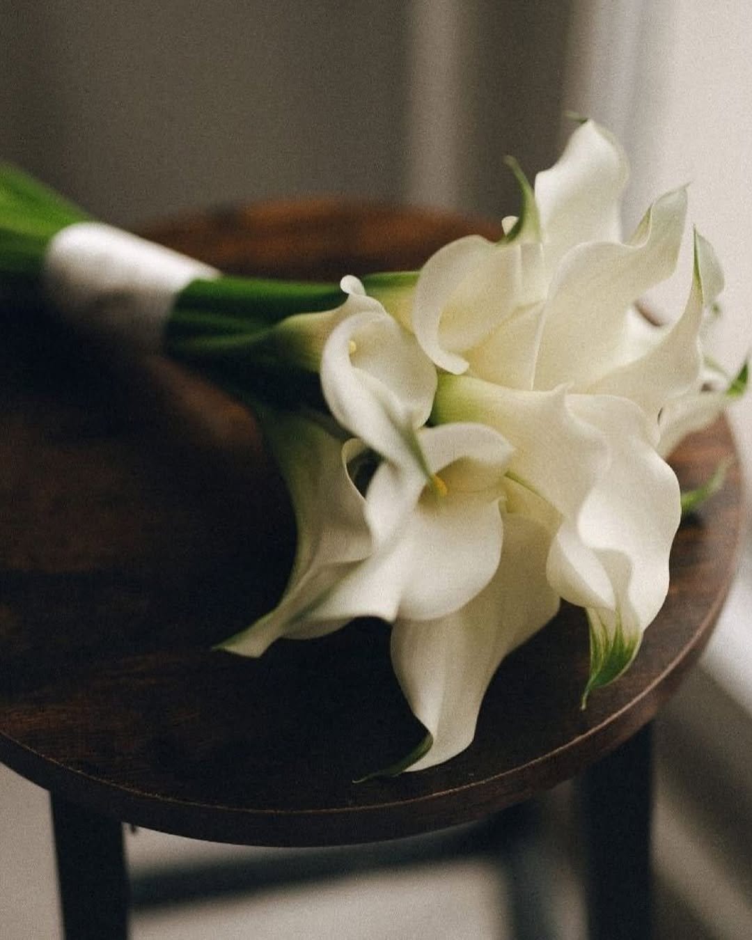 Lavish lily nail art with white flowers